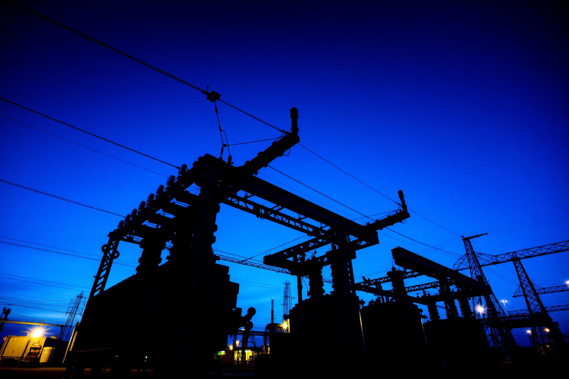 Subestación eléctrica industrial al atardecer